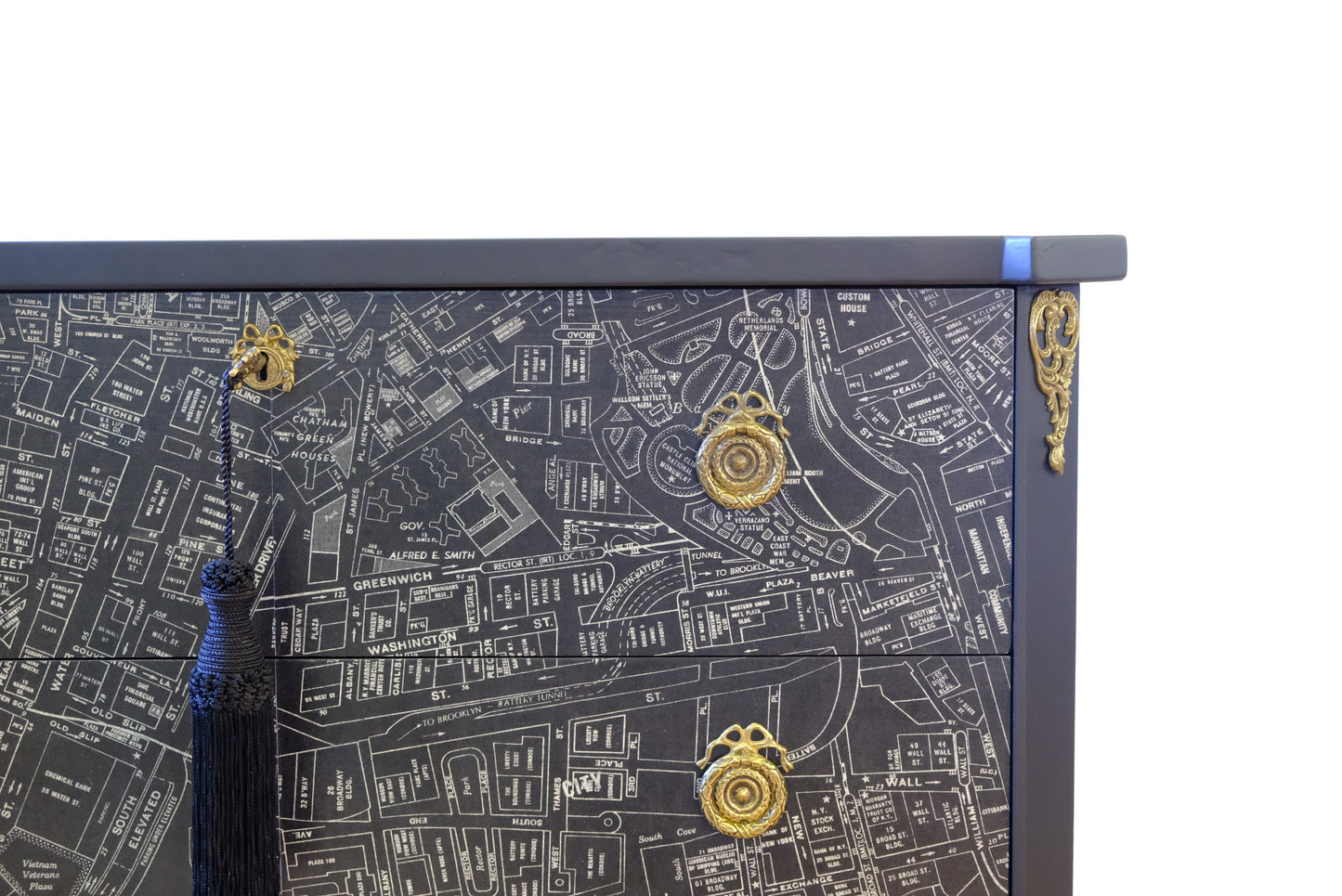 خزانة ملابس على الطراز الغوستافي مع خريطة شارع تريبيكا في نيويورك بمظهر عتيق
