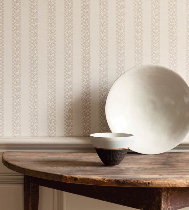 Britta Wallpaper - Beige - Colefax & Fowler