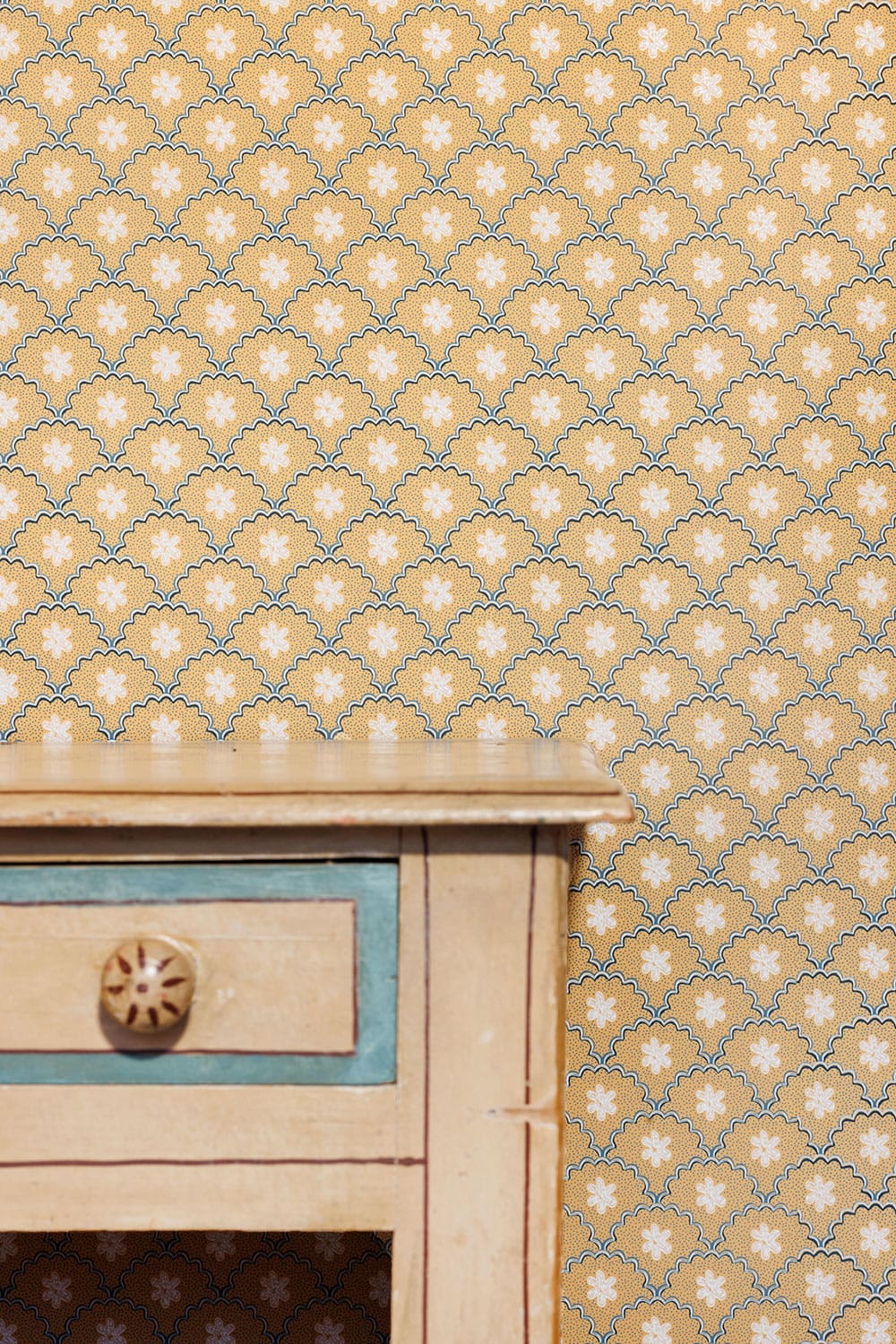 Daisy Scallops Wallpaper - Sand / Ink - BG3000201 - Barneby Gates