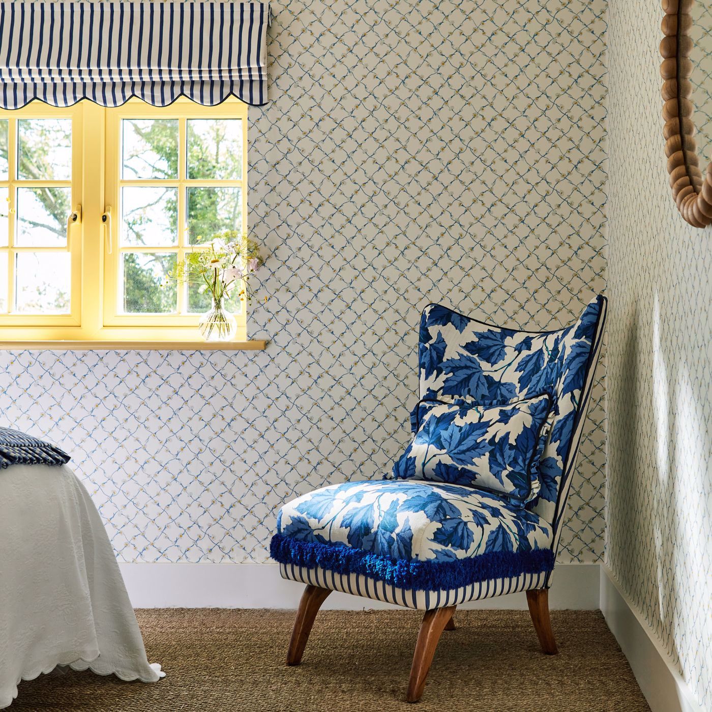 Daisy Trellis Wallpaper - Lapis/Pearl - HSRW113044 - Harlequin
