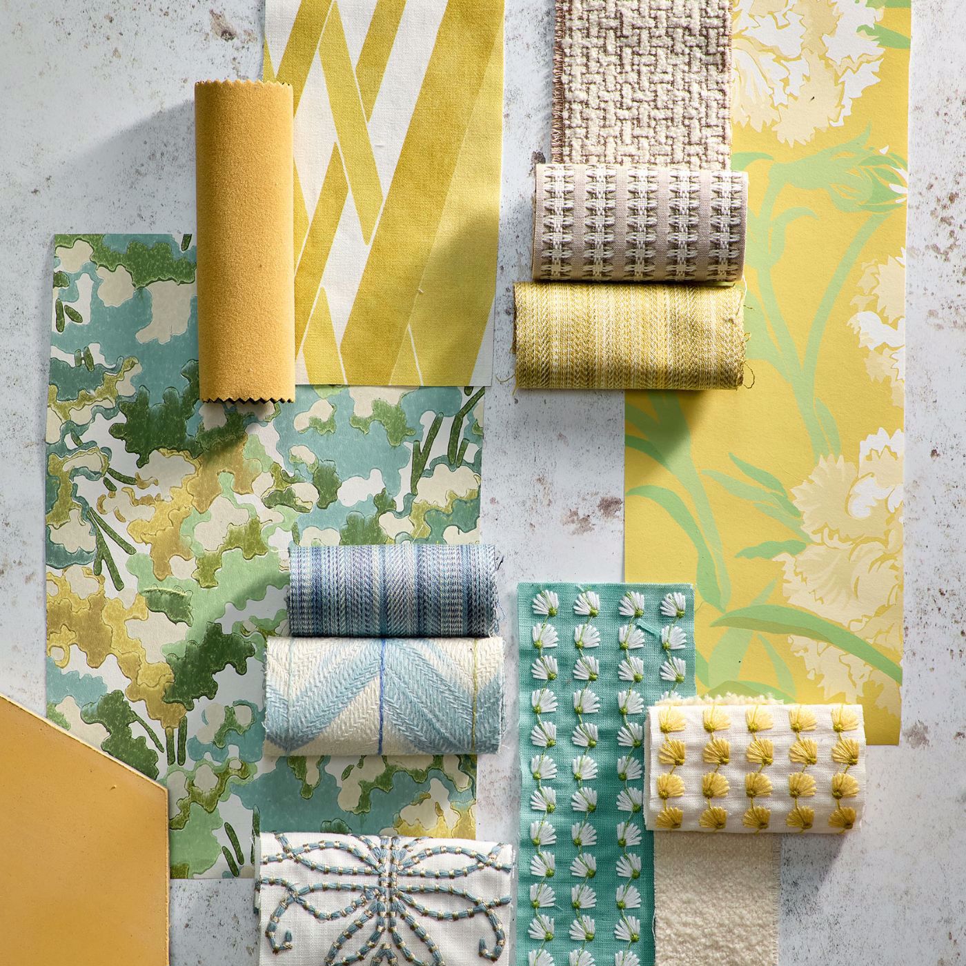 Fleur de Joie Wallpaper - Chalk/Clover/Honey - HRTW113133 - Harlequin