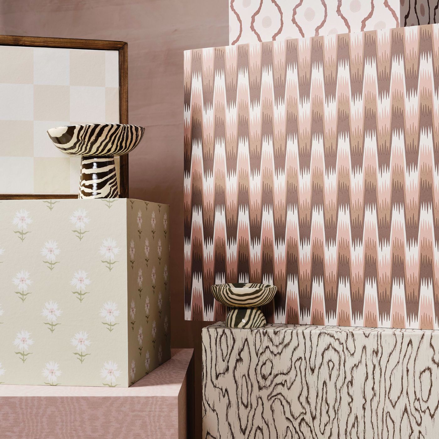 Southborough Wallpaper - Rose - HHHW113154 - Harlequin