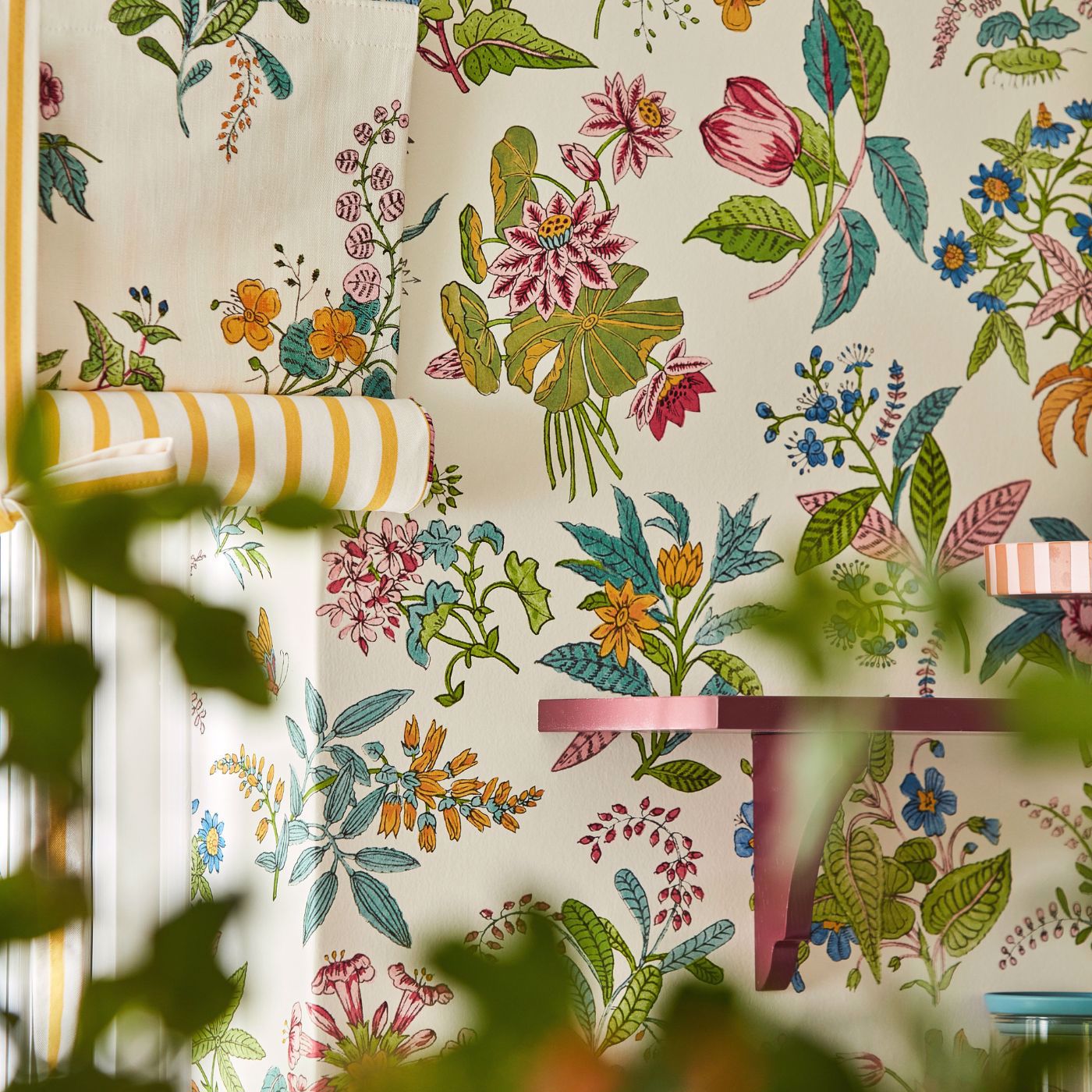 Woodland Floral Wallpaper - Peridot/Ruby/Pearl - HSRW113057 - Harlequin