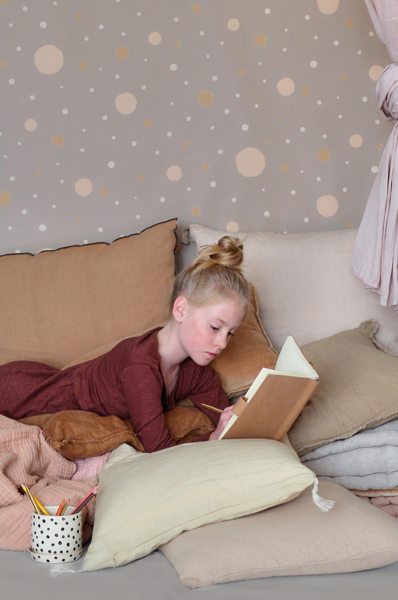 Confetti Mysterious Grey Wallpaper - Majvillan