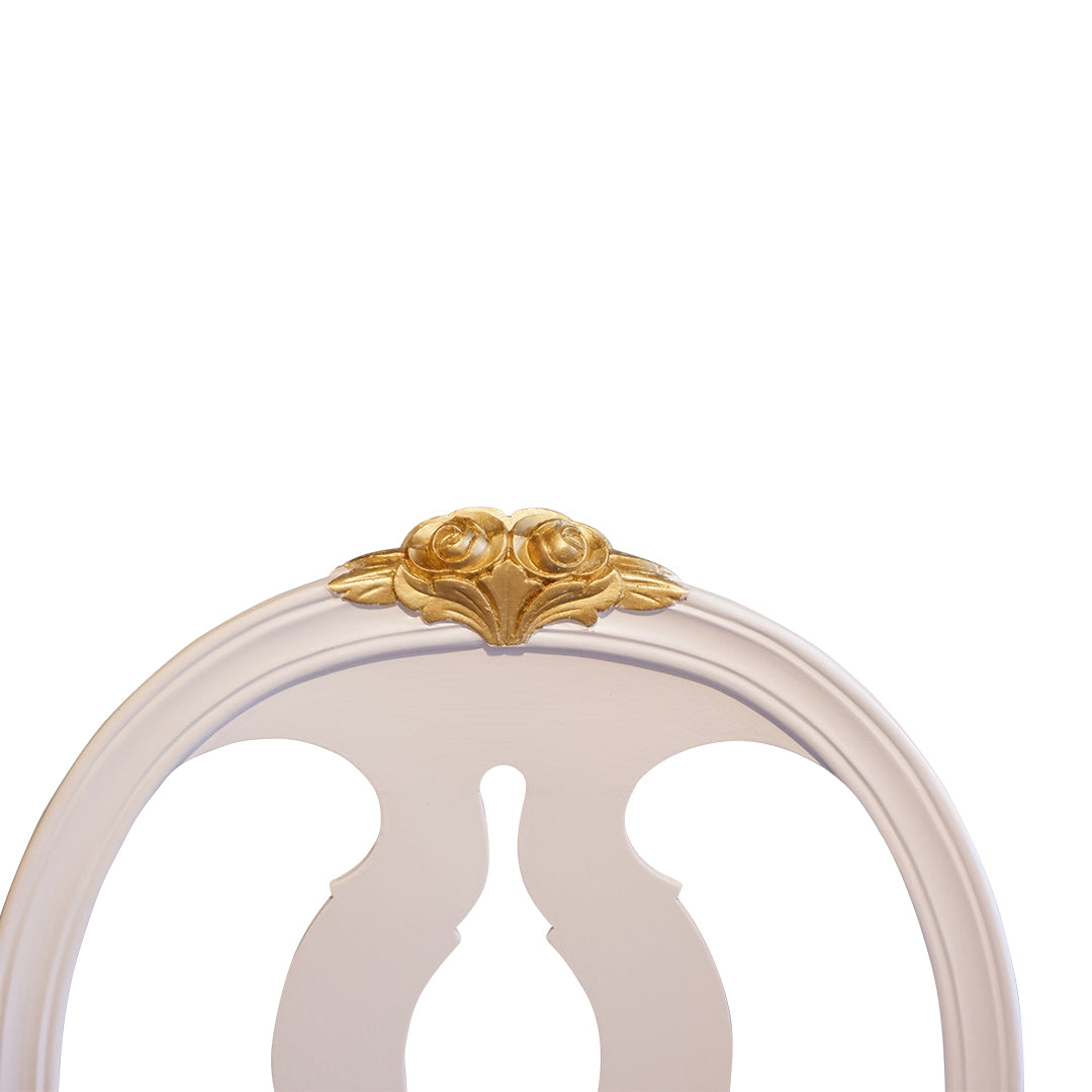زوج من الكراسي المنحوتة من طراز Gustavian Rose مع تفاصيل ذهبية منحوتة