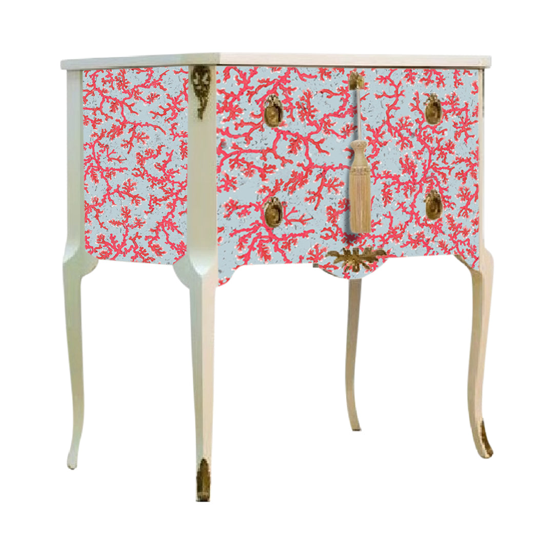 خزانة ملابس على الطراز الغوستافي بتصميم مرجاني وسطح رخامي مطلي متناسق