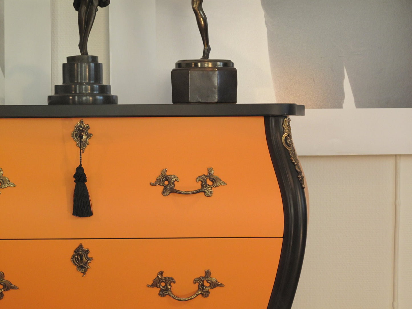 خزانة ذات درجين من روكوكو باللون البرتقالي والأسود الكلاسيكي مع سطح من الرخام