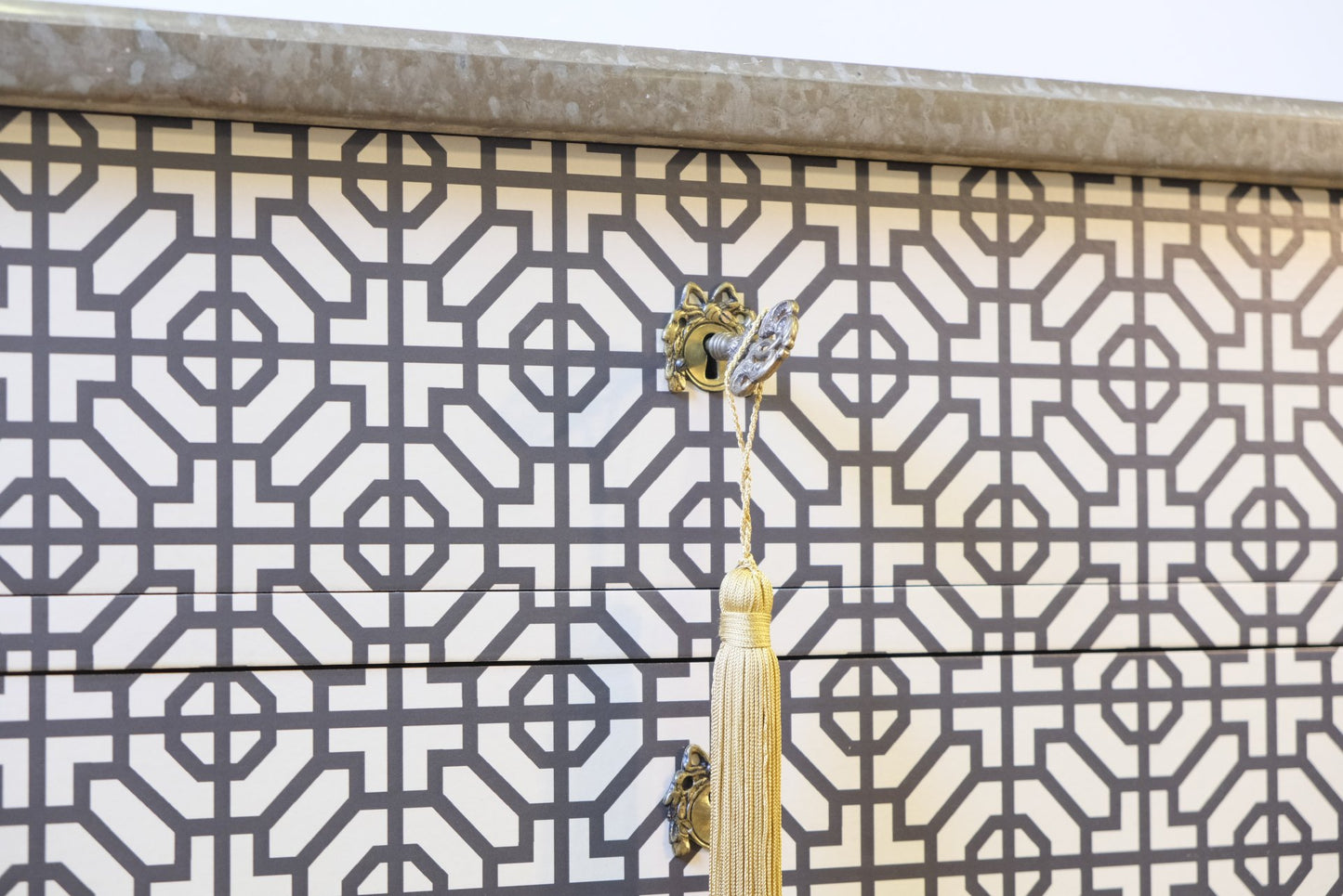 خزانة ملابس على الطراز الجوستافي بتصميم على طراز آرت ديكو (فردية)