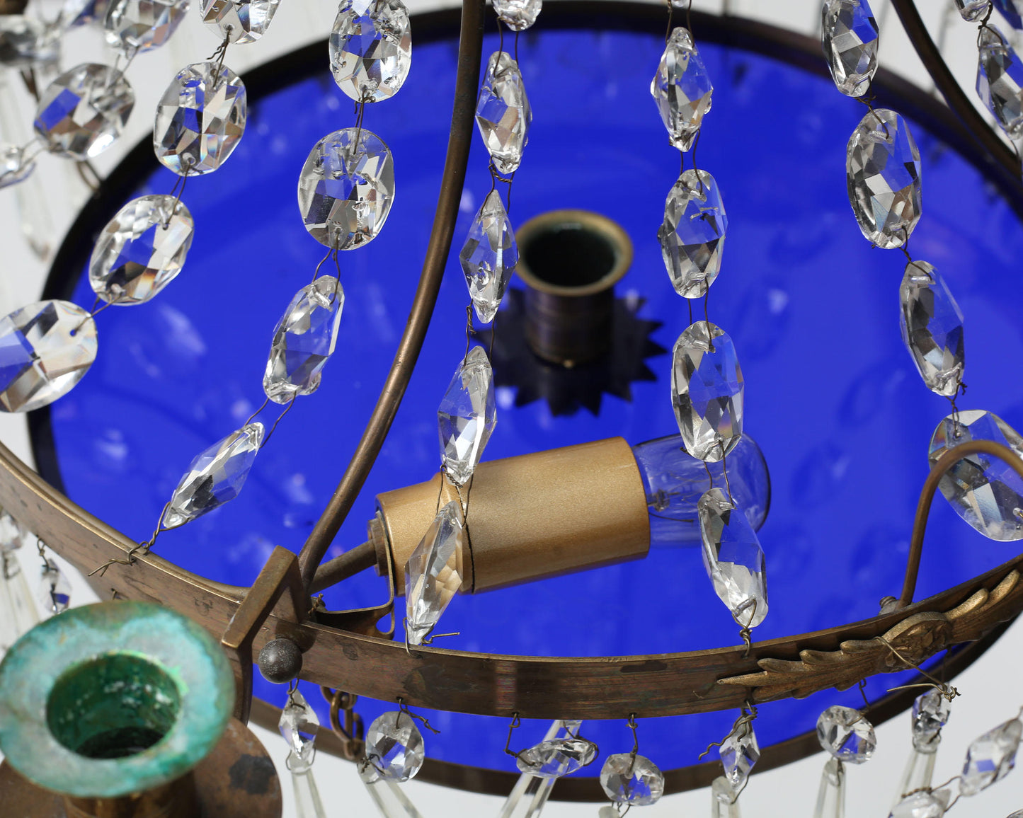 ثريا كريستال جوستافيان مع وعاء أزرق مزخرف