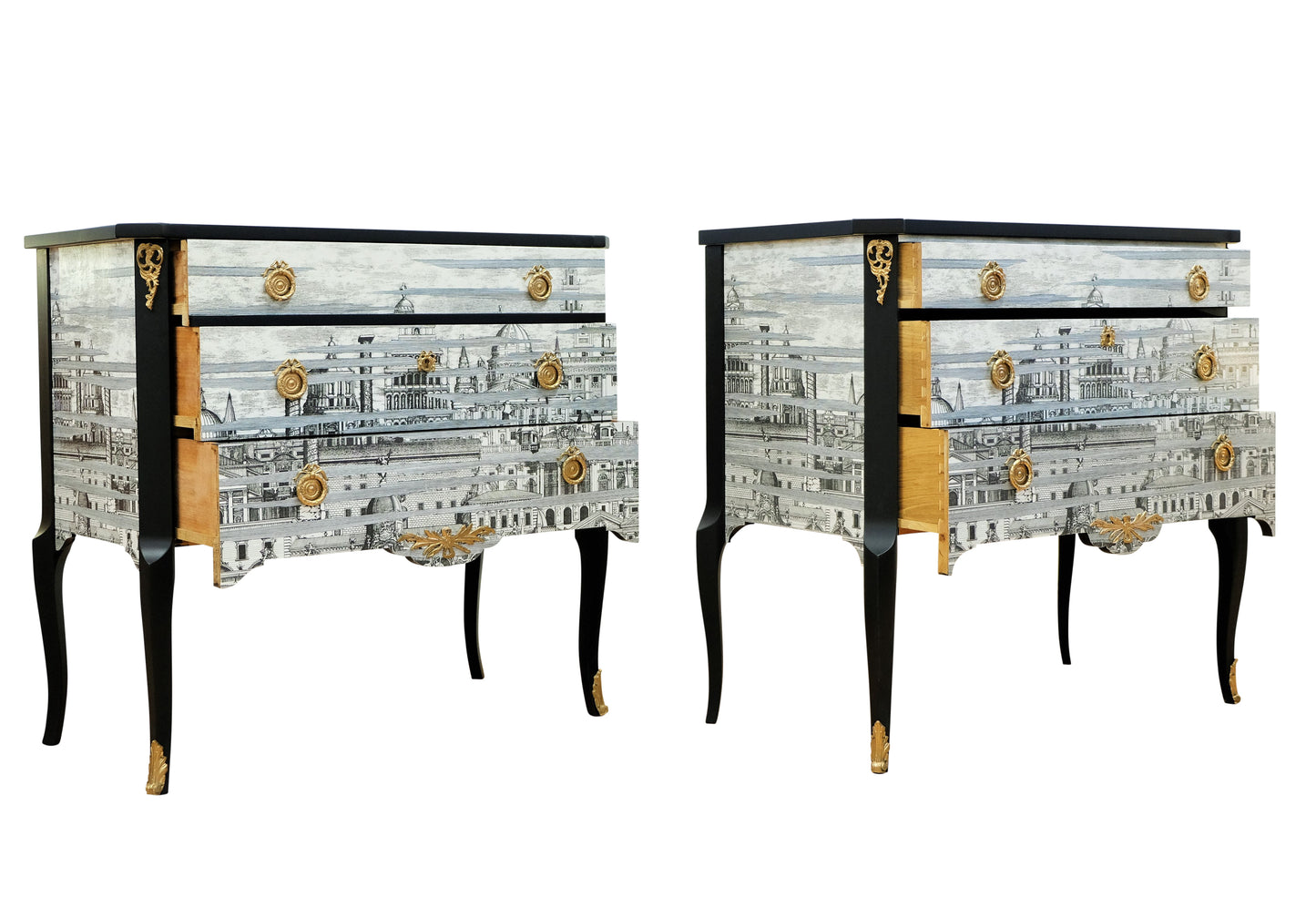 زوج من طاولات جانبية بتصميم Fornasetti مع سطح من الرخام