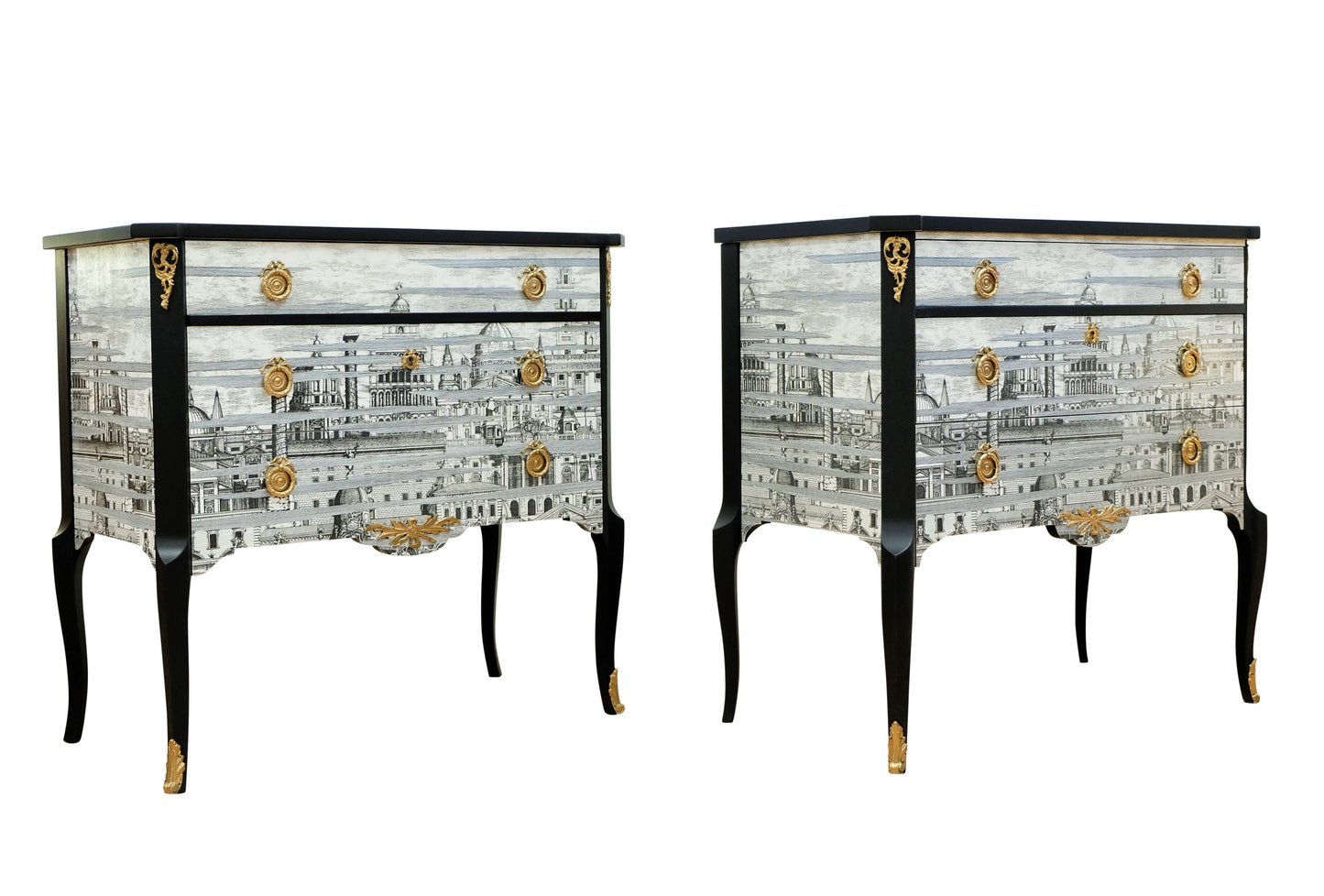 زوج من طاولات جانبية بتصميم Fornasetti مع سطح من الرخام