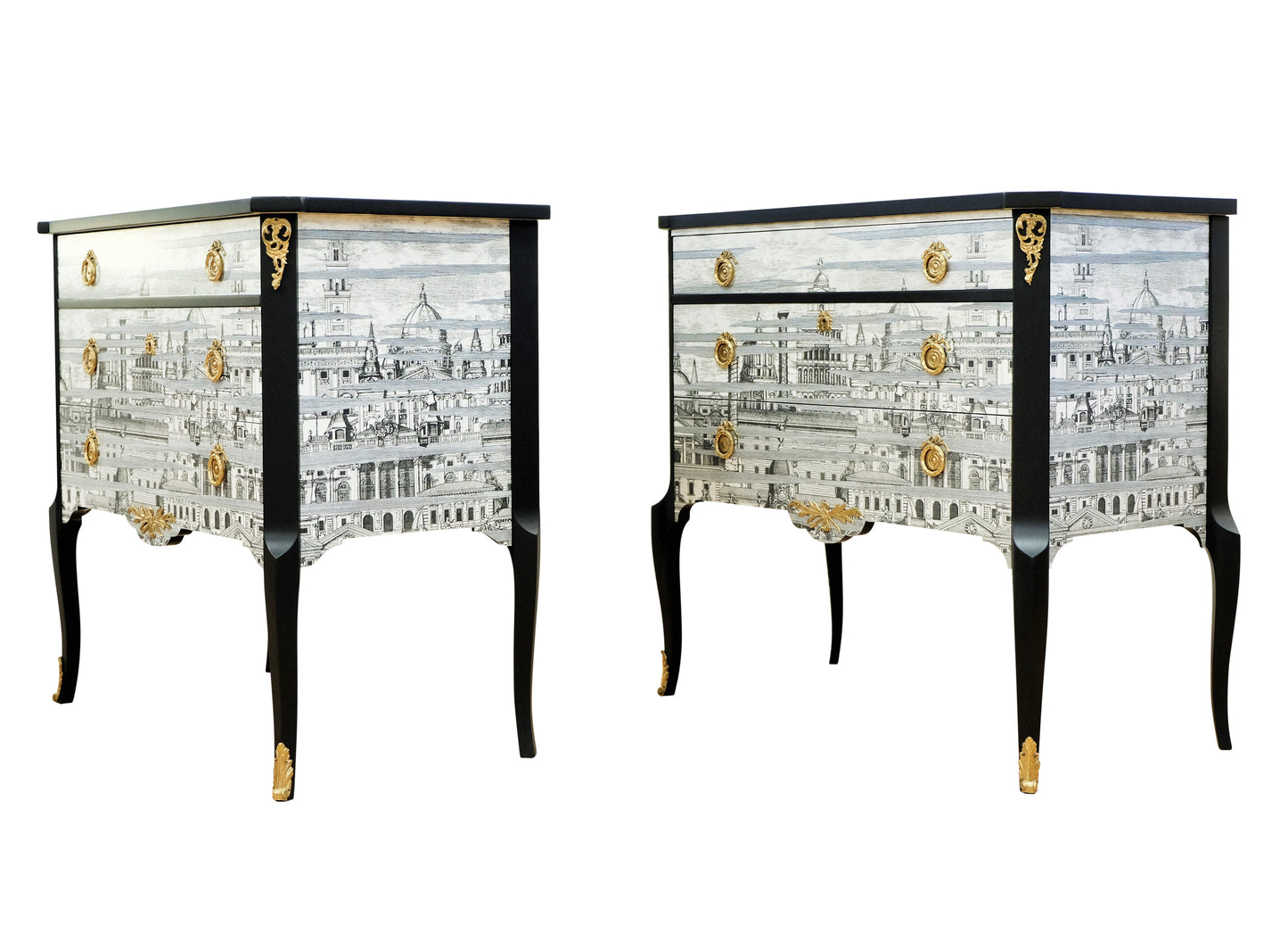 زوج من طاولات جانبية بتصميم Fornasetti مع سطح من الرخام