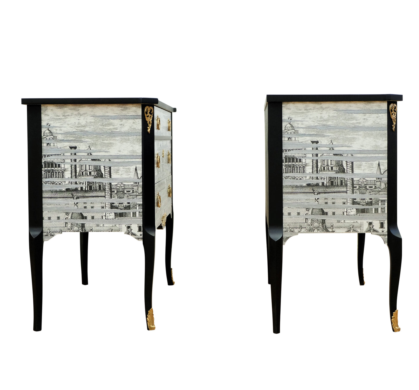 زوج من طاولات جانبية بتصميم Fornasetti مع سطح من الرخام