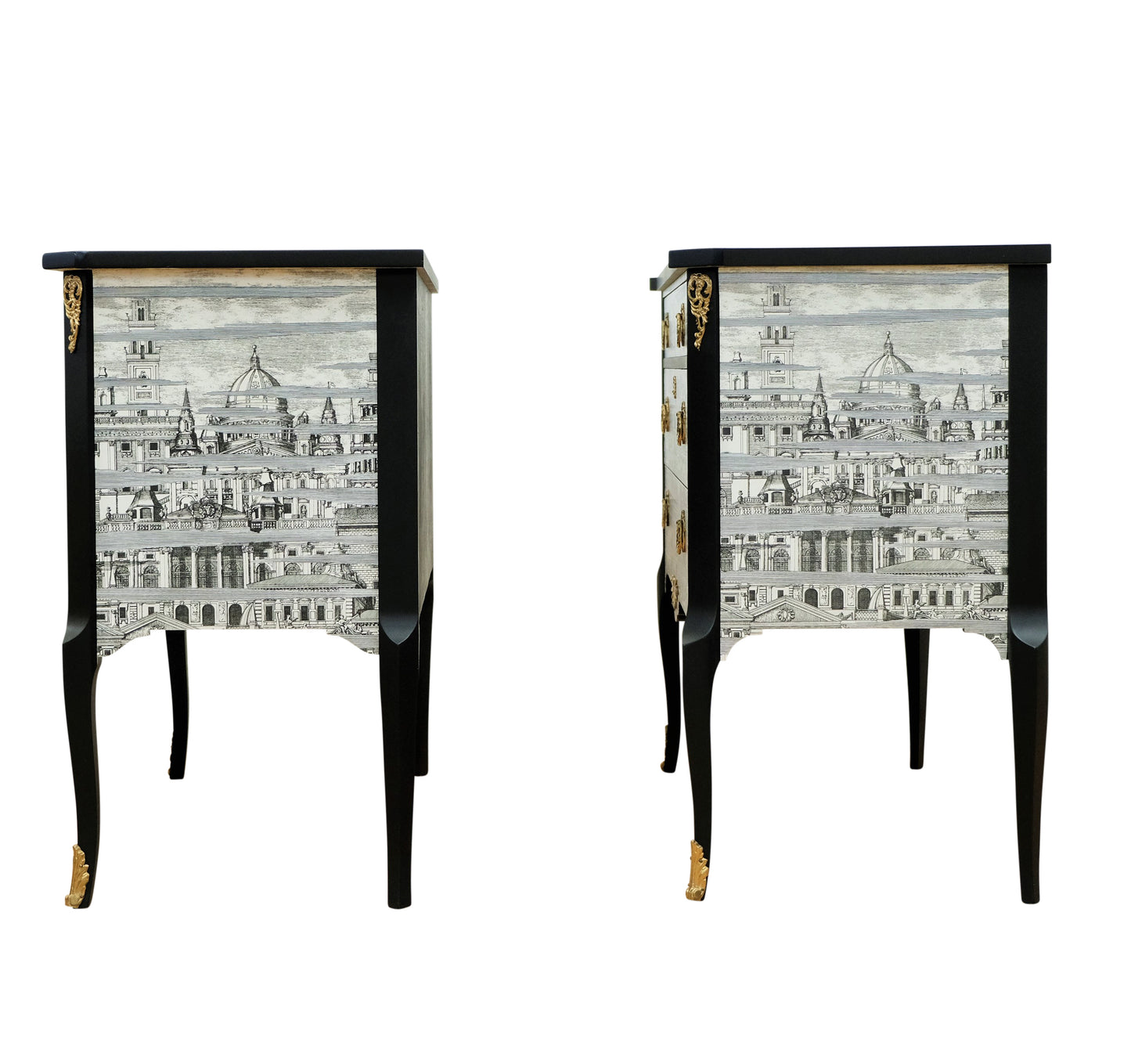 زوج من طاولات جانبية بتصميم Fornasetti مع سطح من الرخام