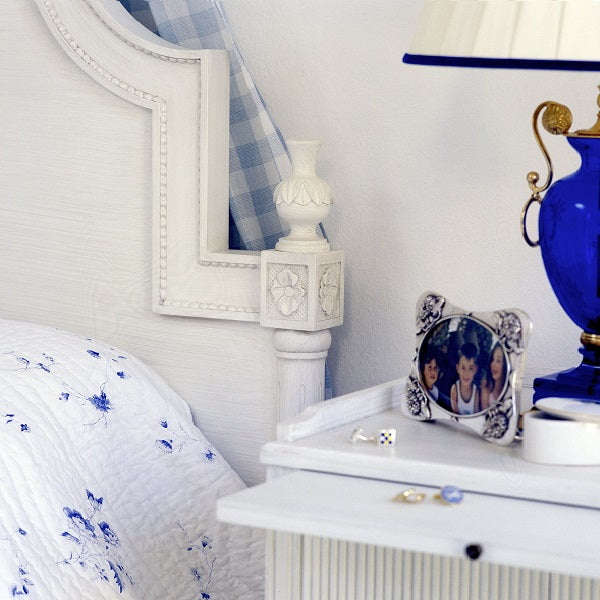 Gustavian painted furniture - bedside cabinet - shelf detail