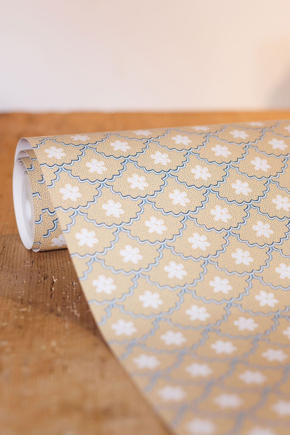 Daisy Scallops Wallpaper - Sand / Ink - BG3000201 - Barneby Gates