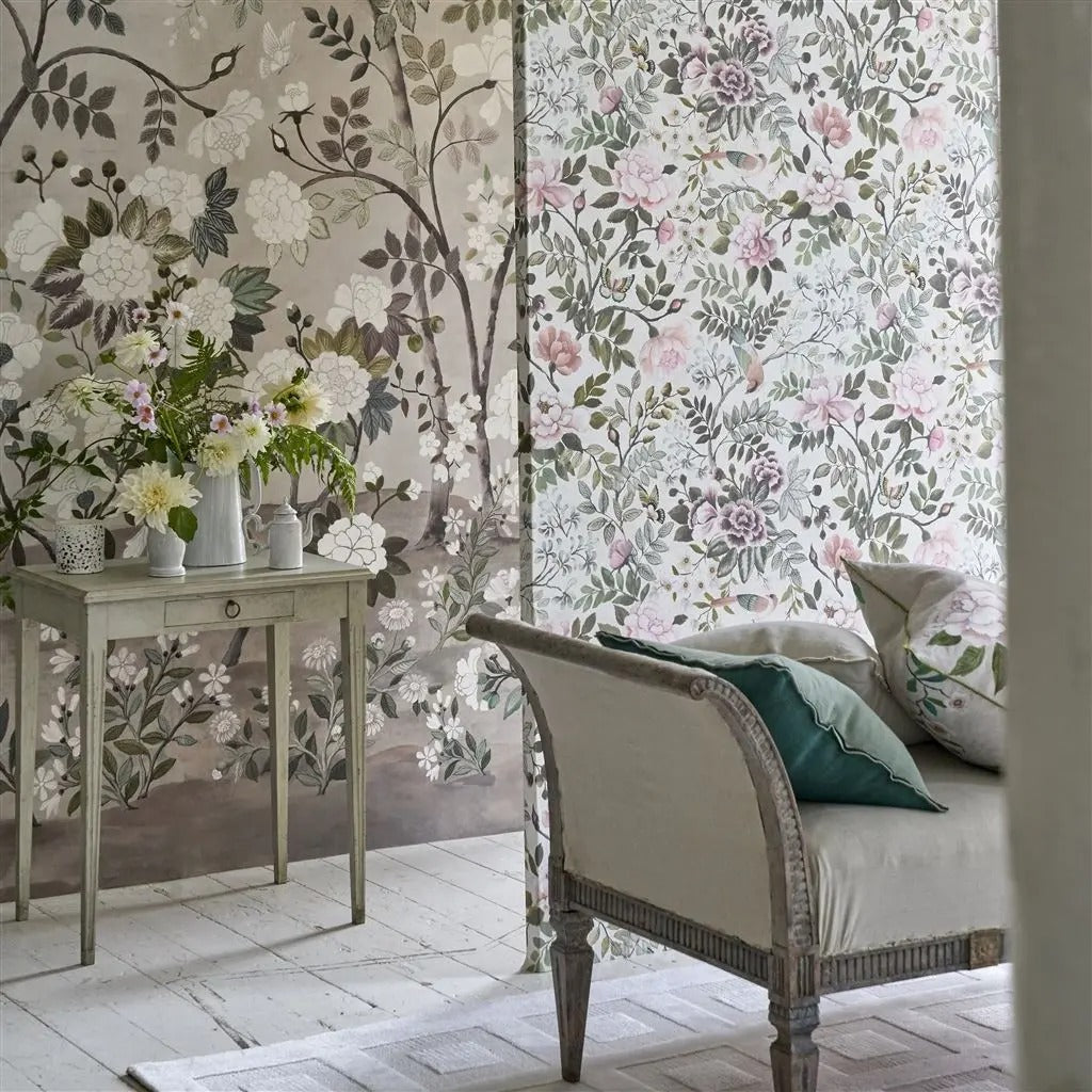 Porcelaine De Chine Cameo Room Wallpaper