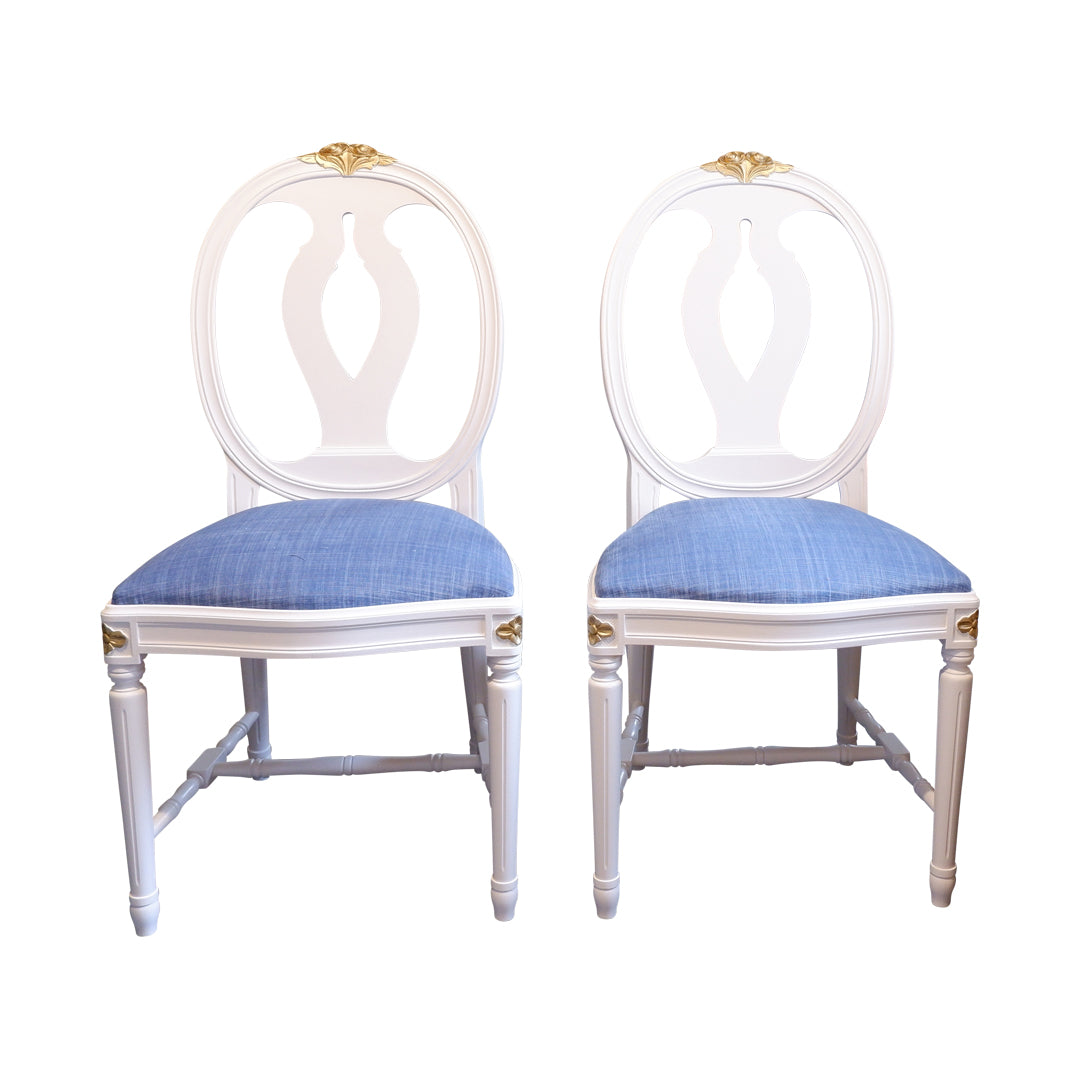 Пара резных стульев Gustavian Rose с золотыми резными деталями