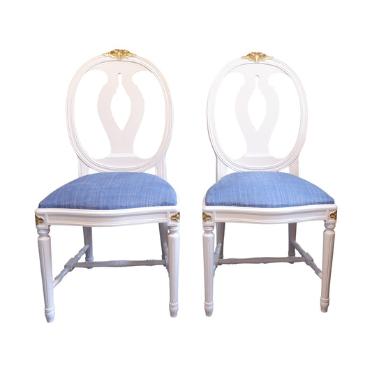زوج من الكراسي المنحوتة من طراز Gustavian Rose مع تفاصيل ذهبية منحوتة