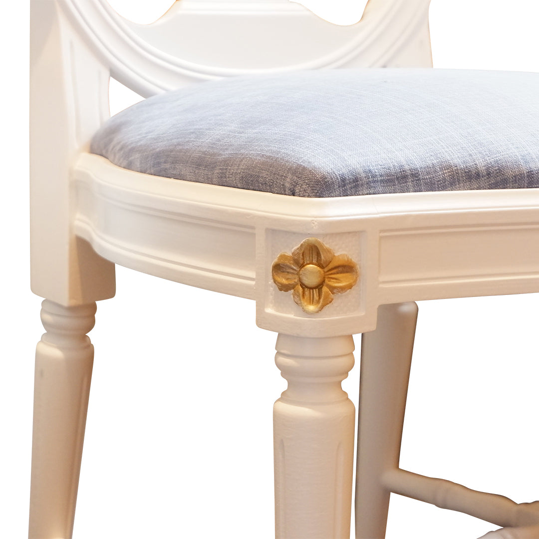 Пара резных стульев Gustavian Rose с золотыми резными деталями